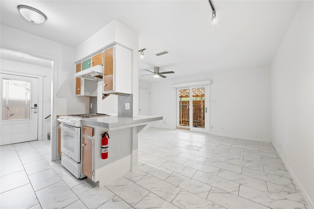 2806 Skyway Cir - Photo 14