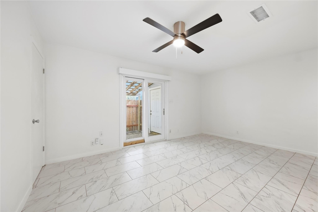 2806 Skyway Cir - Photo 4