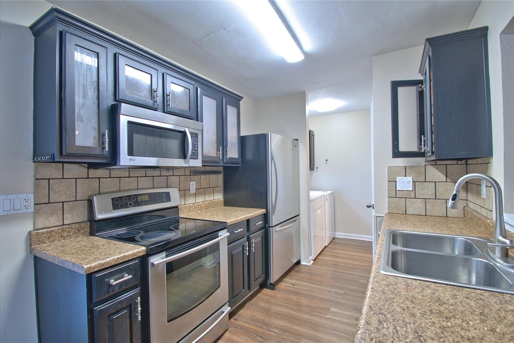 1015 E Yager Ln - Photo 3