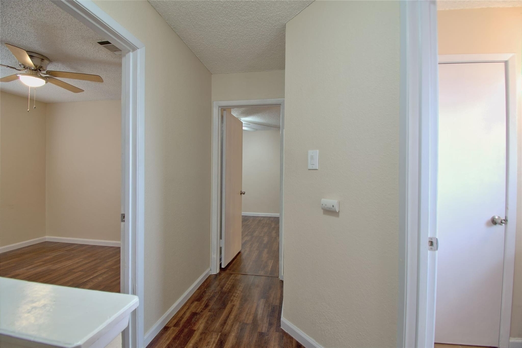 1015 E Yager Ln - Photo 7