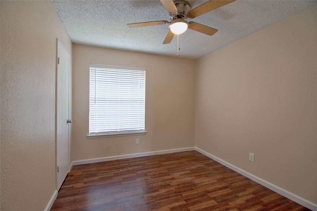 1015 E Yager Ln - Photo 8
