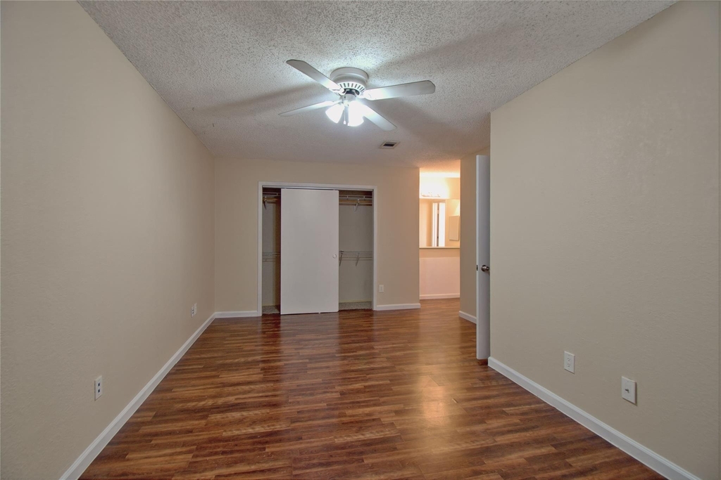 1015 E Yager Ln - Photo 13