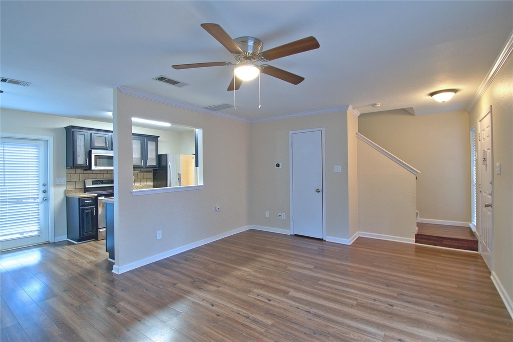 1015 E Yager Ln - Photo 2