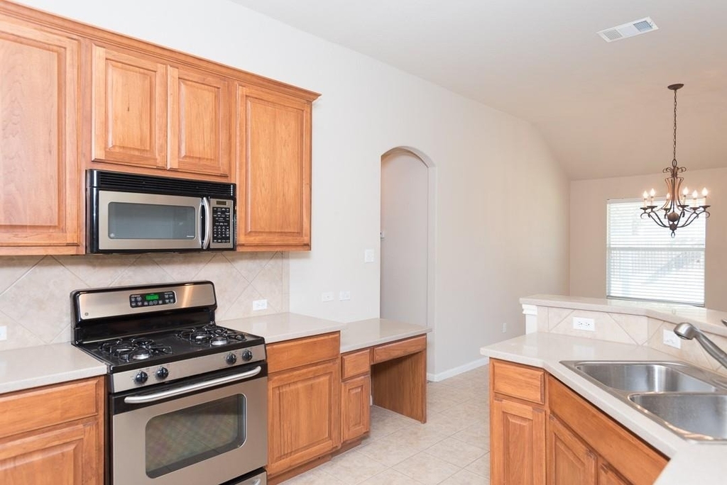 1611 Briar Hill Dr - Photo 6