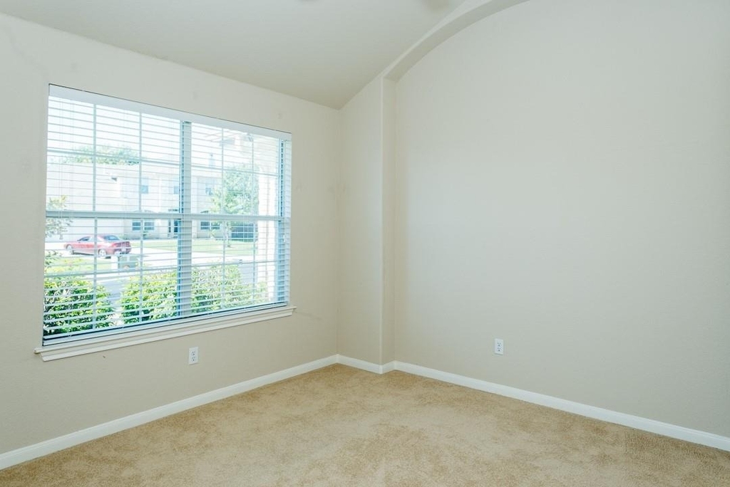 1611 Briar Hill Dr - Photo 2