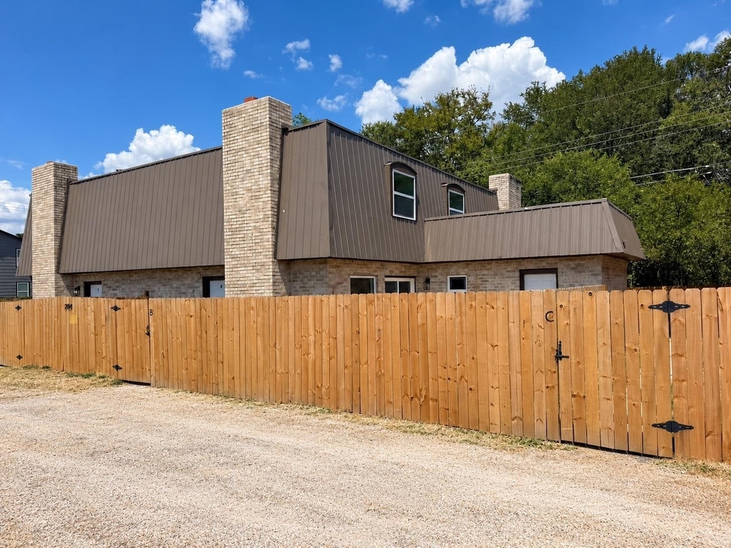 2904 Sweeney Ln - Photo 0