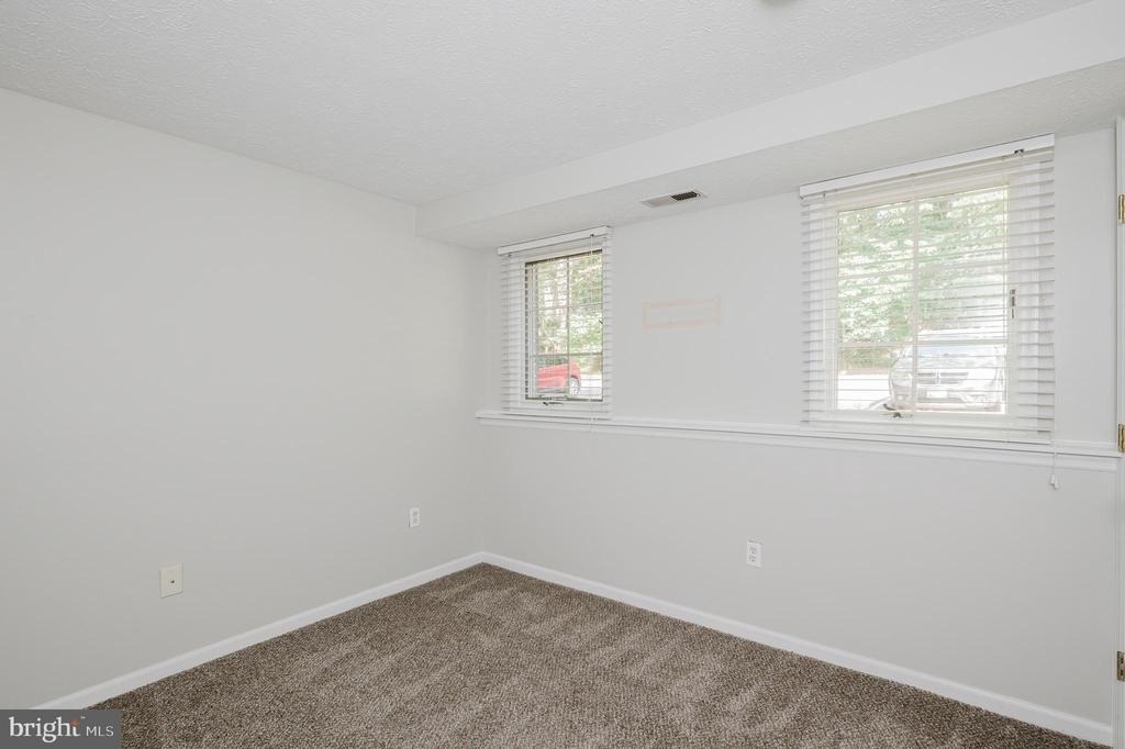 1006 Markham Court - Photo 17