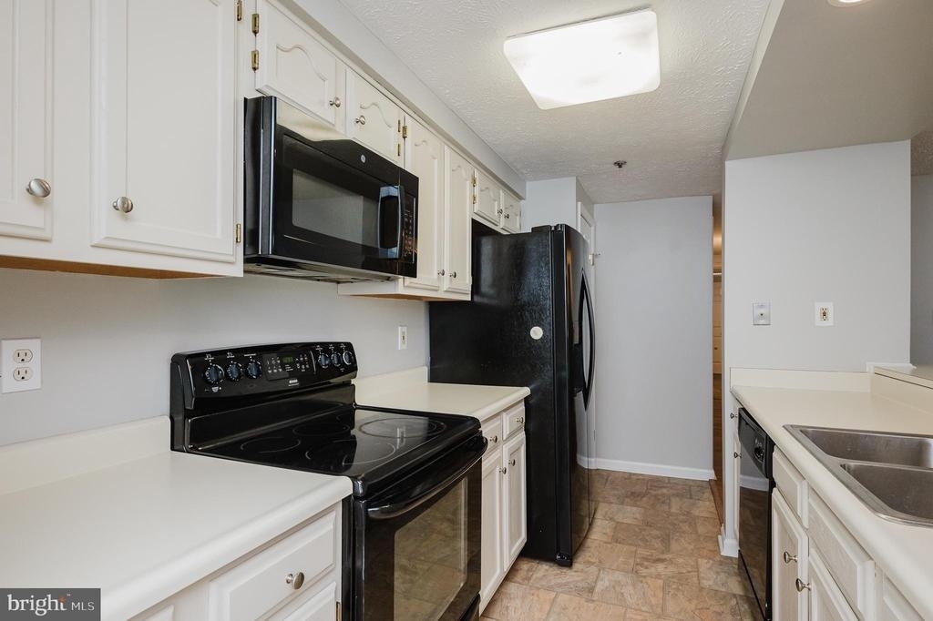 1006 Markham Court - Photo 2