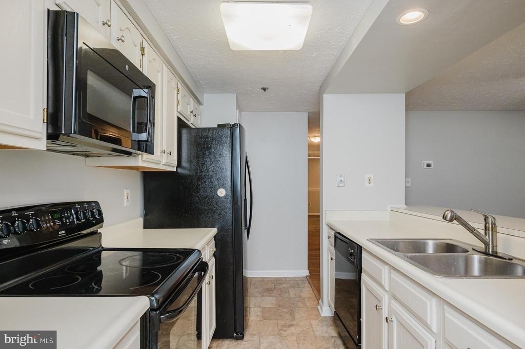 1006 Markham Court - Photo 3