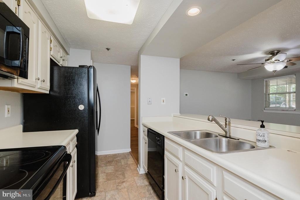 1006 Markham Court - Photo 4
