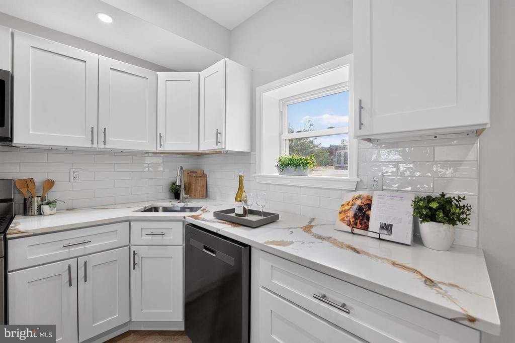 1613 N Longwood Street - Photo 13