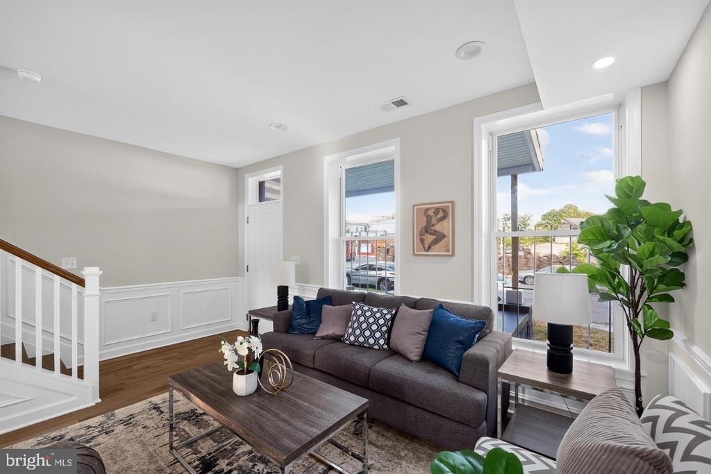 1613 N Longwood Street - Photo 3
