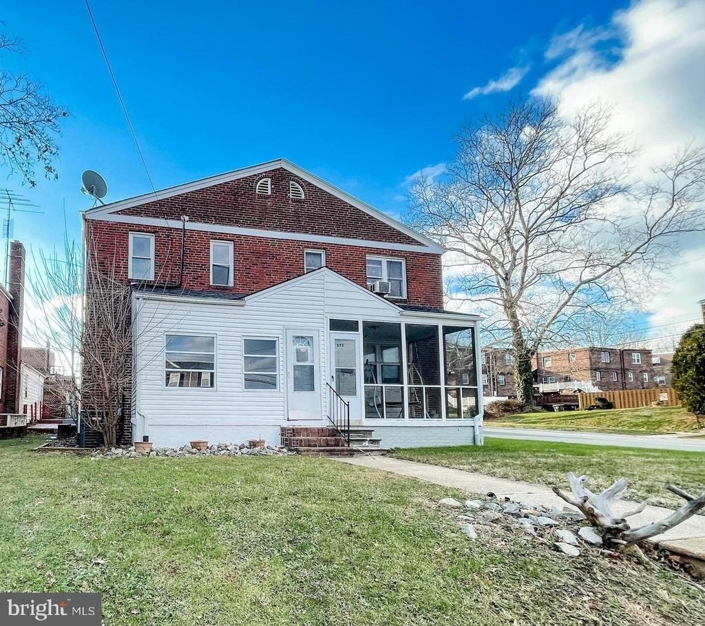 520 W Thirty Eighth Street - Photo 0