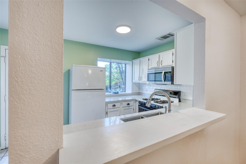 1411 Gracy Farms Ln - Photo 5