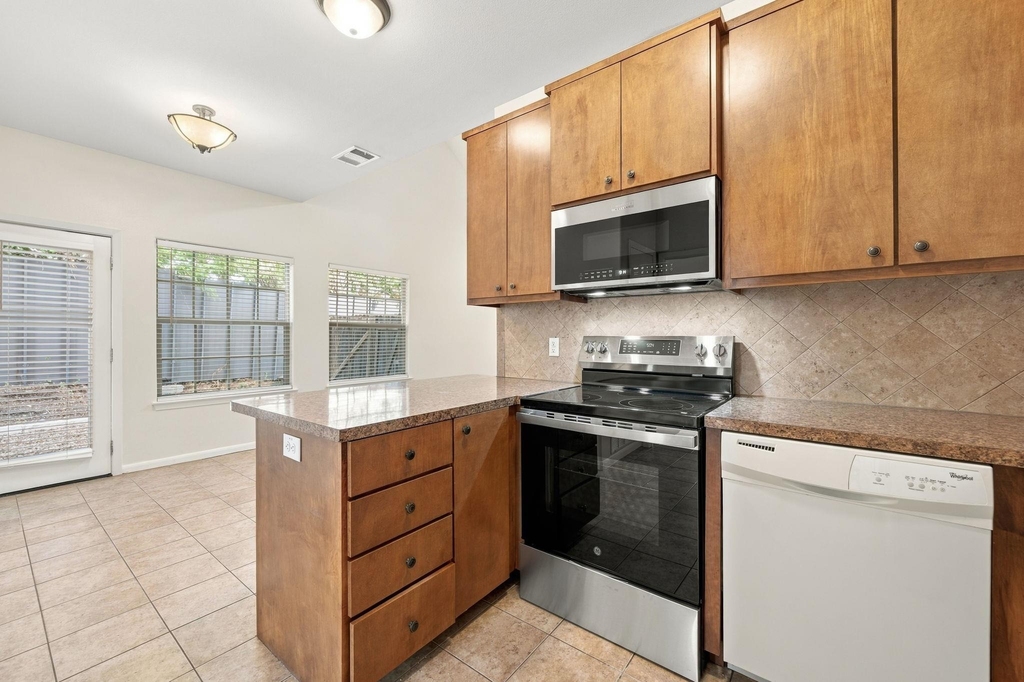 709 Franklin Blvd - Photo 14