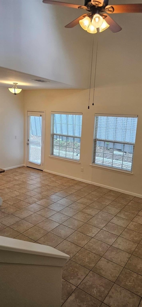 709 Franklin Blvd - Photo 2