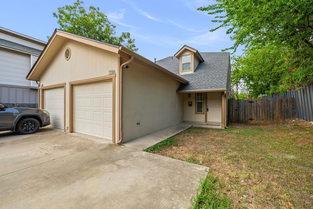 709 Franklin Blvd - Photo 9