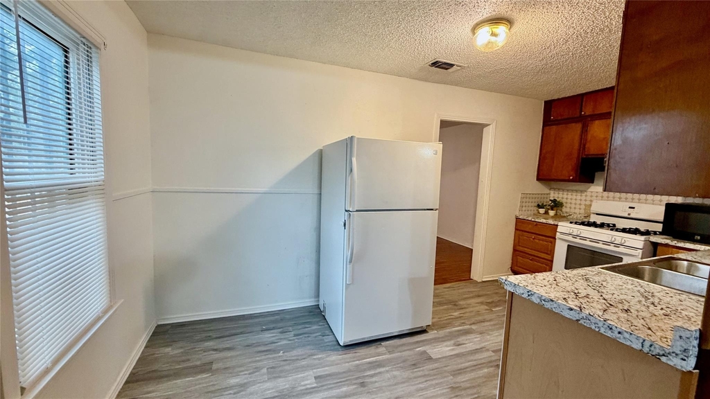 2109 E 12th St - Photo 9