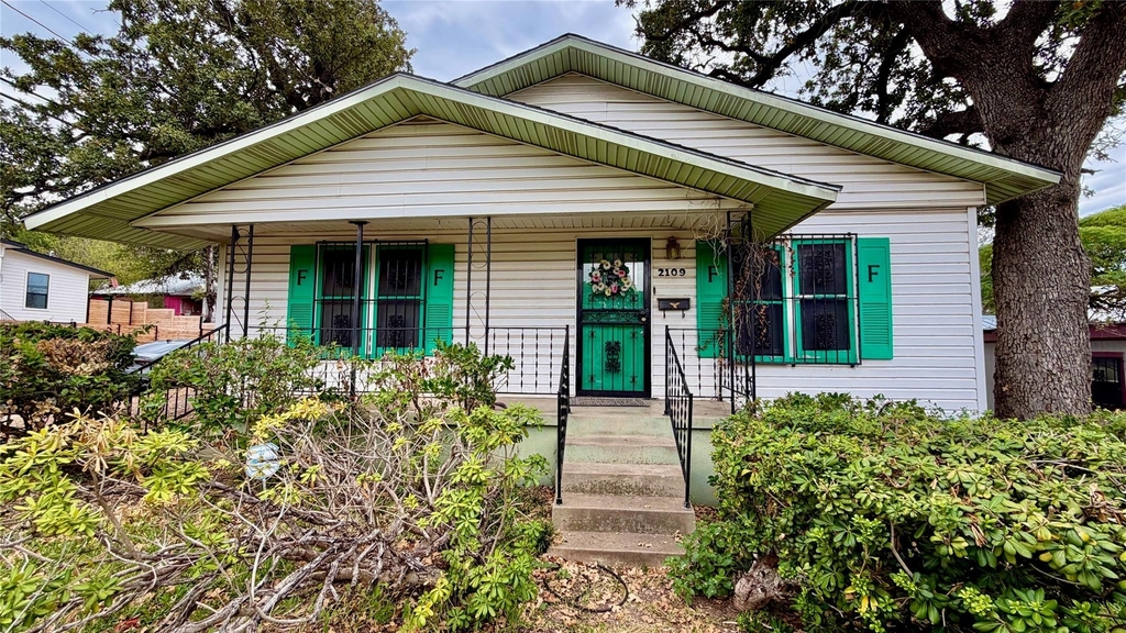 2109 E 12th St - Photo 2