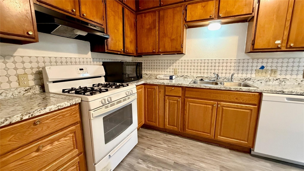 2109 E 12th St - Photo 6