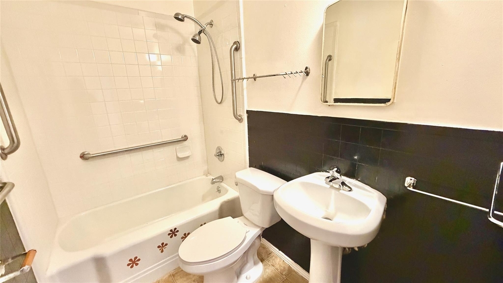 2109 E 12th St - Photo 17