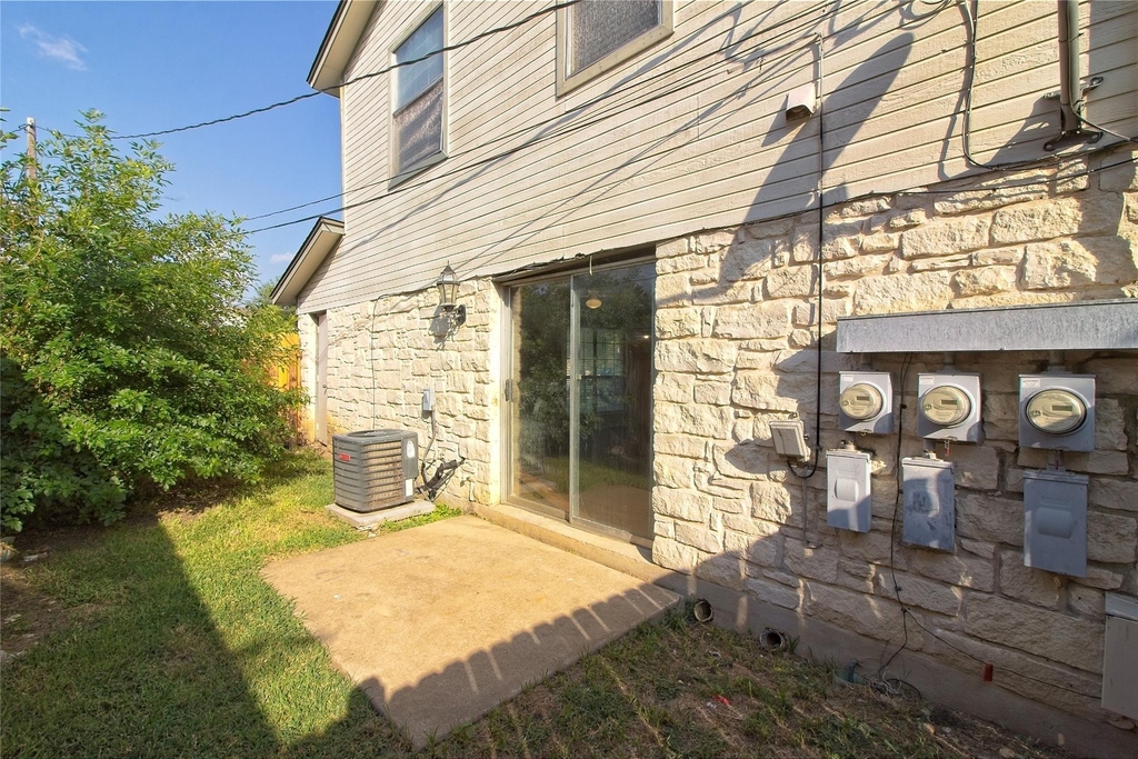 2211 Creekside Ln - Photo 4
