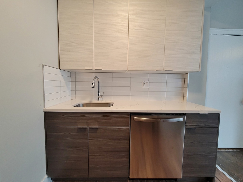641 W Roscoe Street - Photo 4