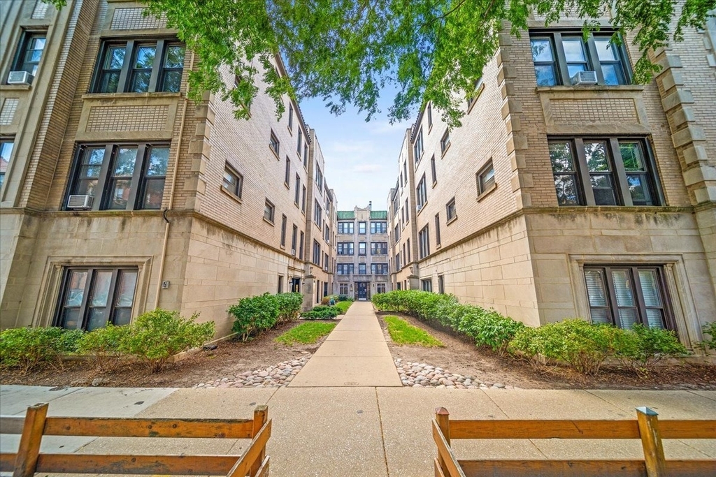 639 W Roscoe Street - Photo 0