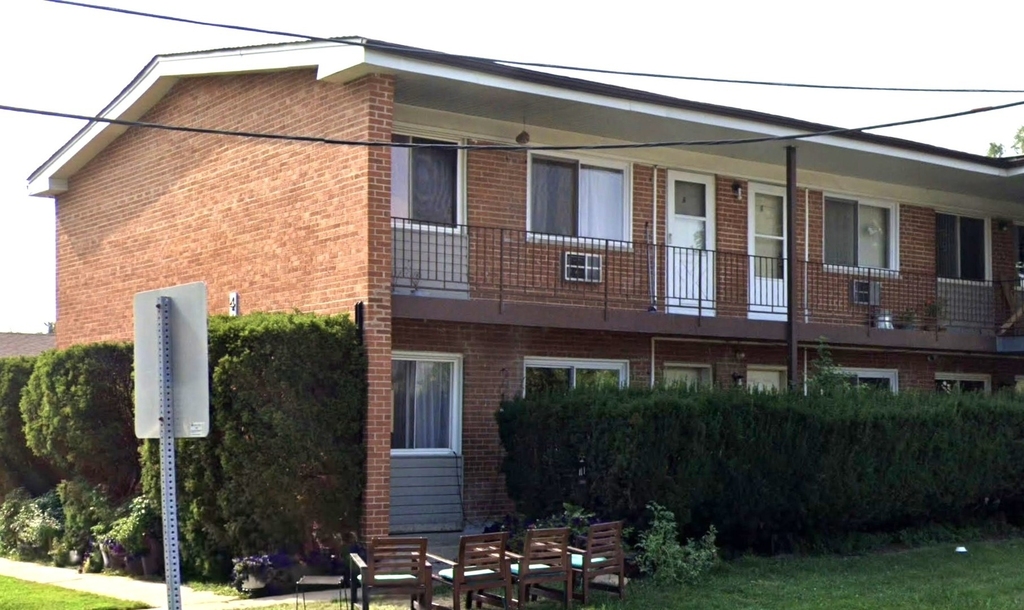 400 W Division Street - Photo 0