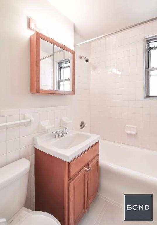 301 East 38th Street - Photo 8