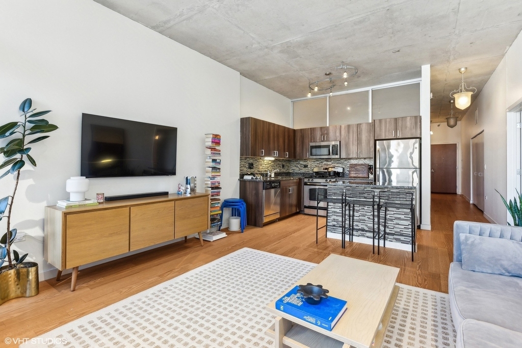235 W Van Buren Street - Photo 3