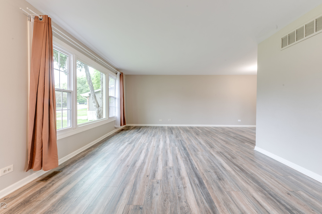 5s735 Park Meadow Drive - Photo 6