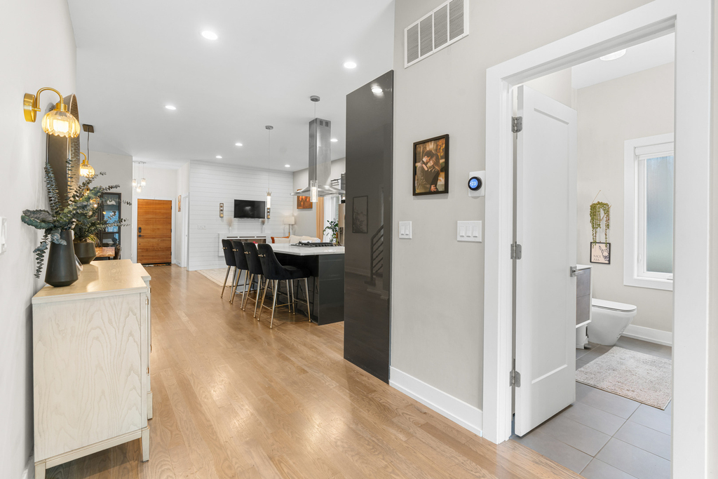 5047 W Winnemac Avenue - Photo 13