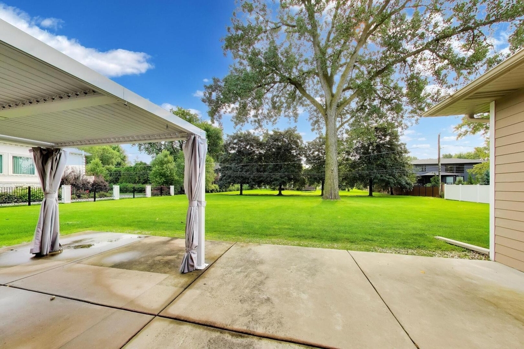 2311 N Arlington Heights Road - Photo 33