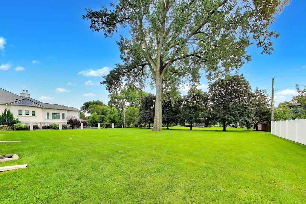 2311 N Arlington Heights Road - Photo 34