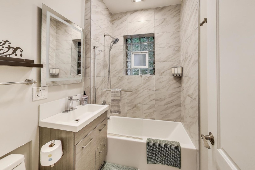 2857 W Fletcher Street - Photo 11