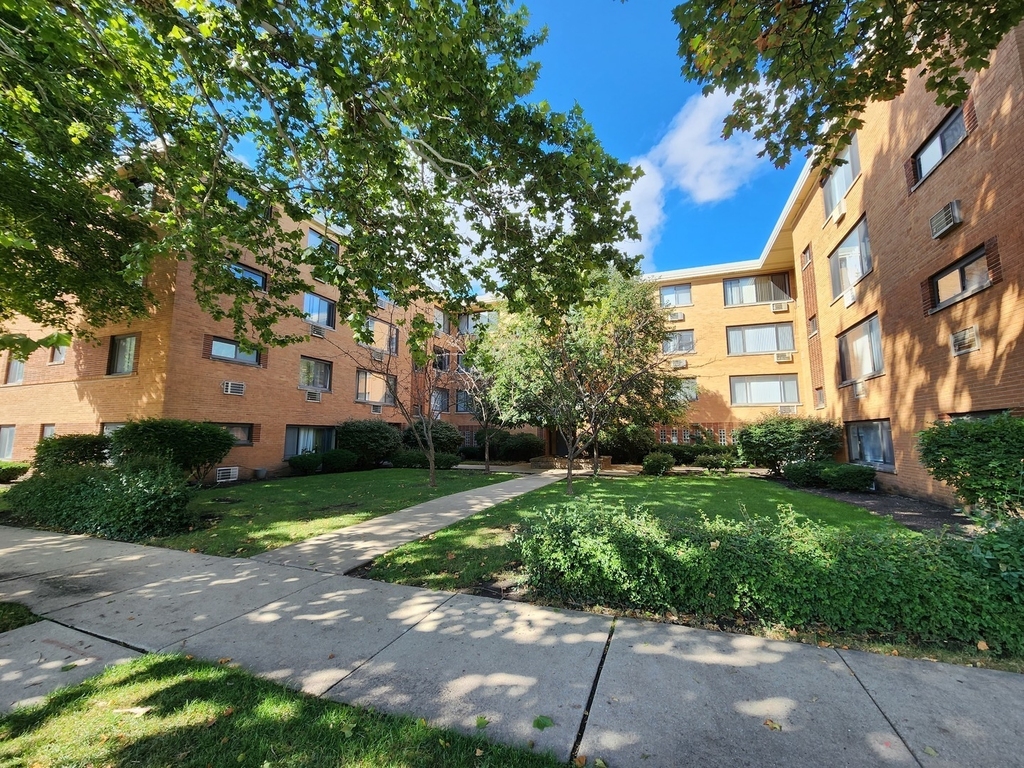 2704 W Lunt Avenue - Photo 0