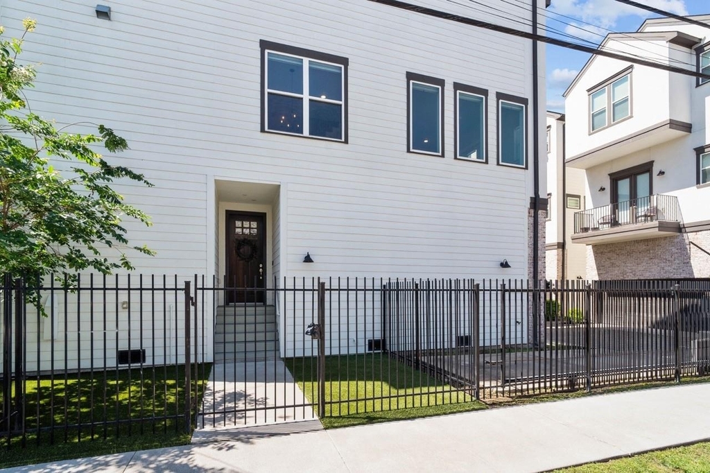 1114 W 15th 1/2 Street - Photo 3