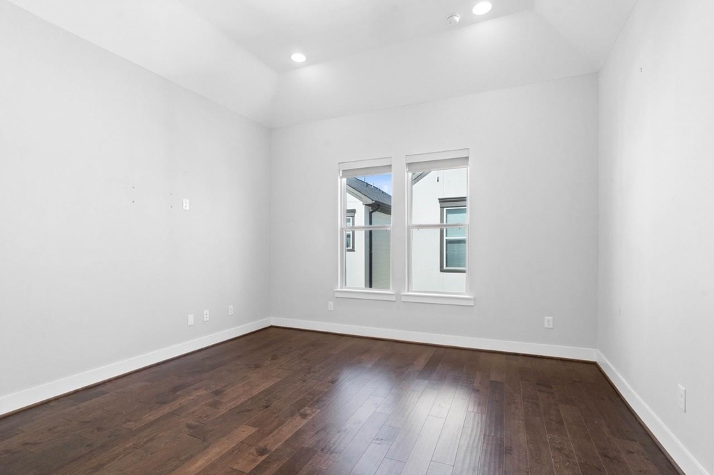 1114 W 15th 1/2 Street - Photo 36
