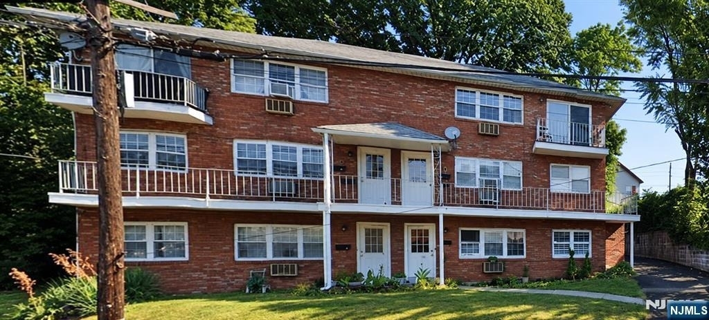 419 Paterson - Photo 0