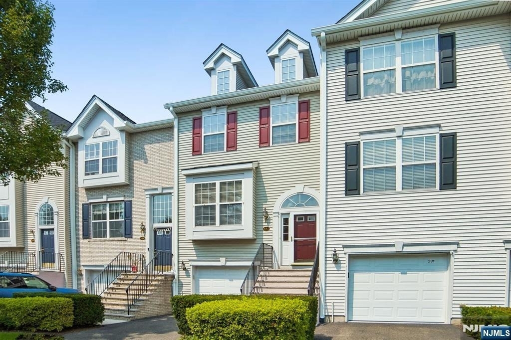 533 Coventry - Photo 1
