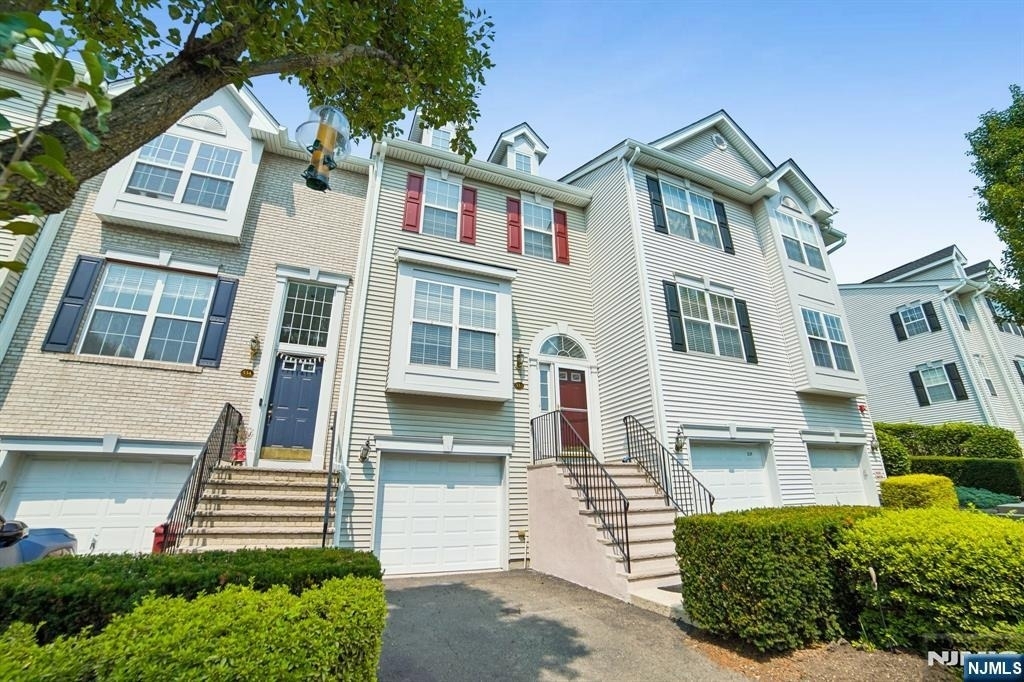 533 Coventry - Photo 2