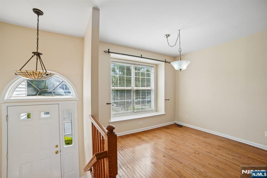 533 Coventry - Photo 4