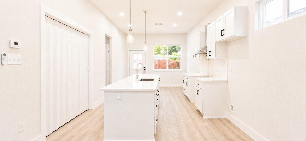 142b College Street - Photo 6