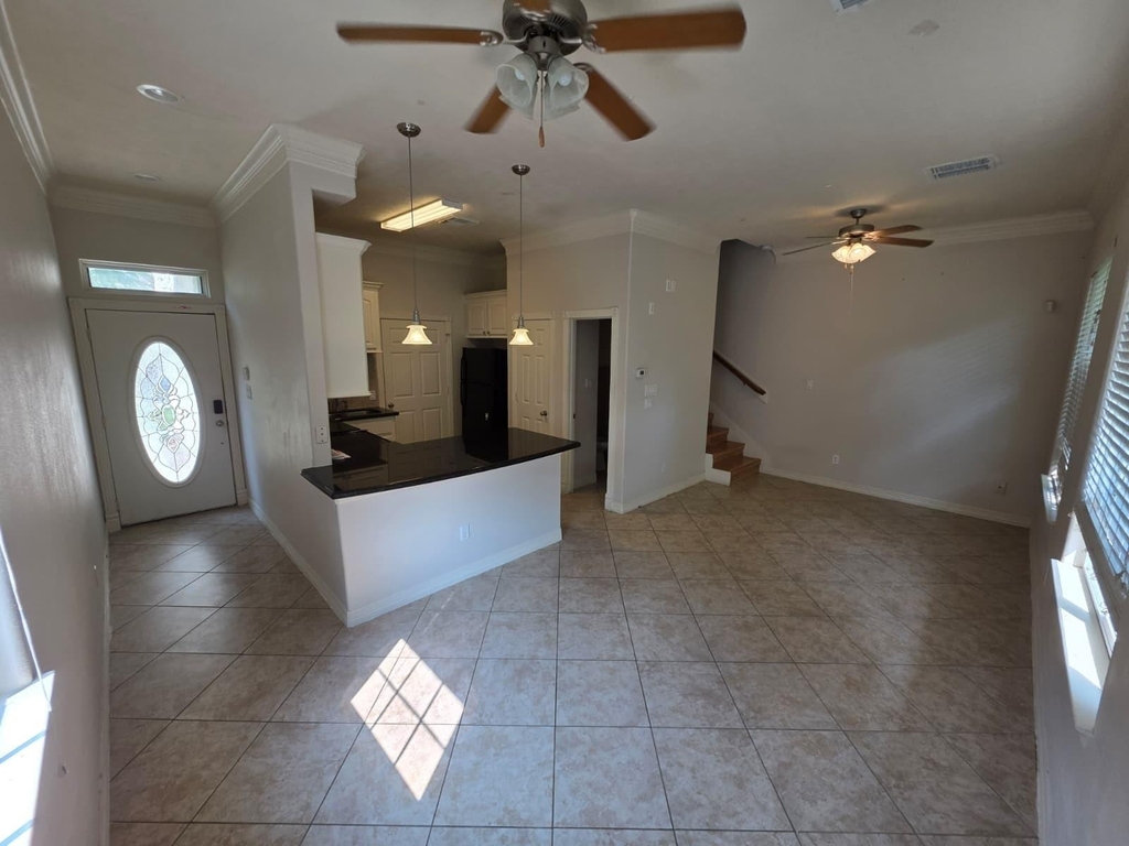 16020 Fountainview Drive - Photo 2