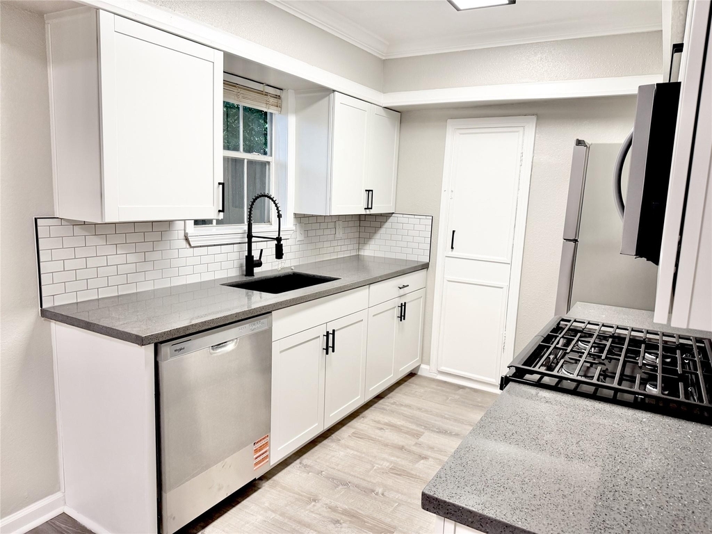 218 W 15th Street - Photo 9