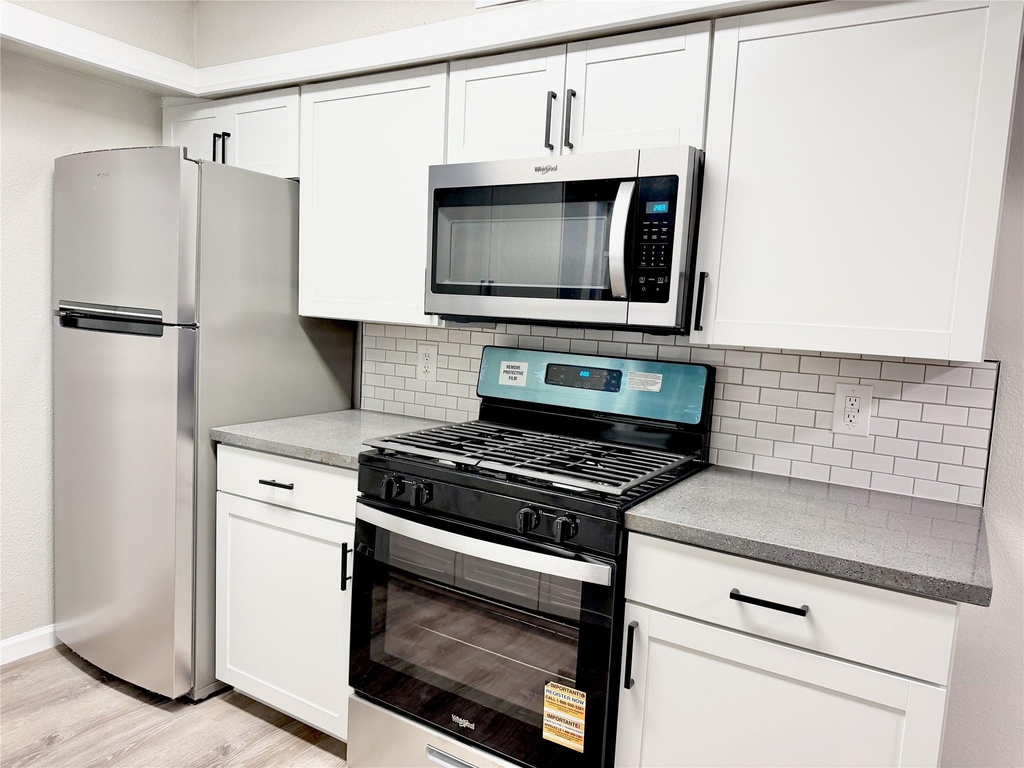 218 W 15th Street - Photo 10