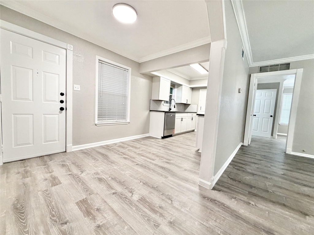 218 W 15th Street - Photo 7
