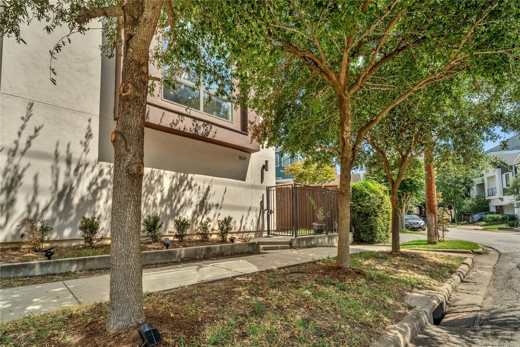 1624 Vermont Street - Photo 2