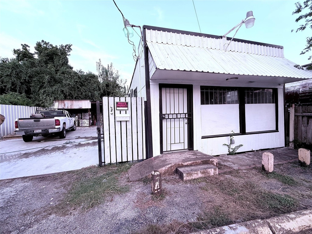 6325 Cullen Boulevard - Photo 1